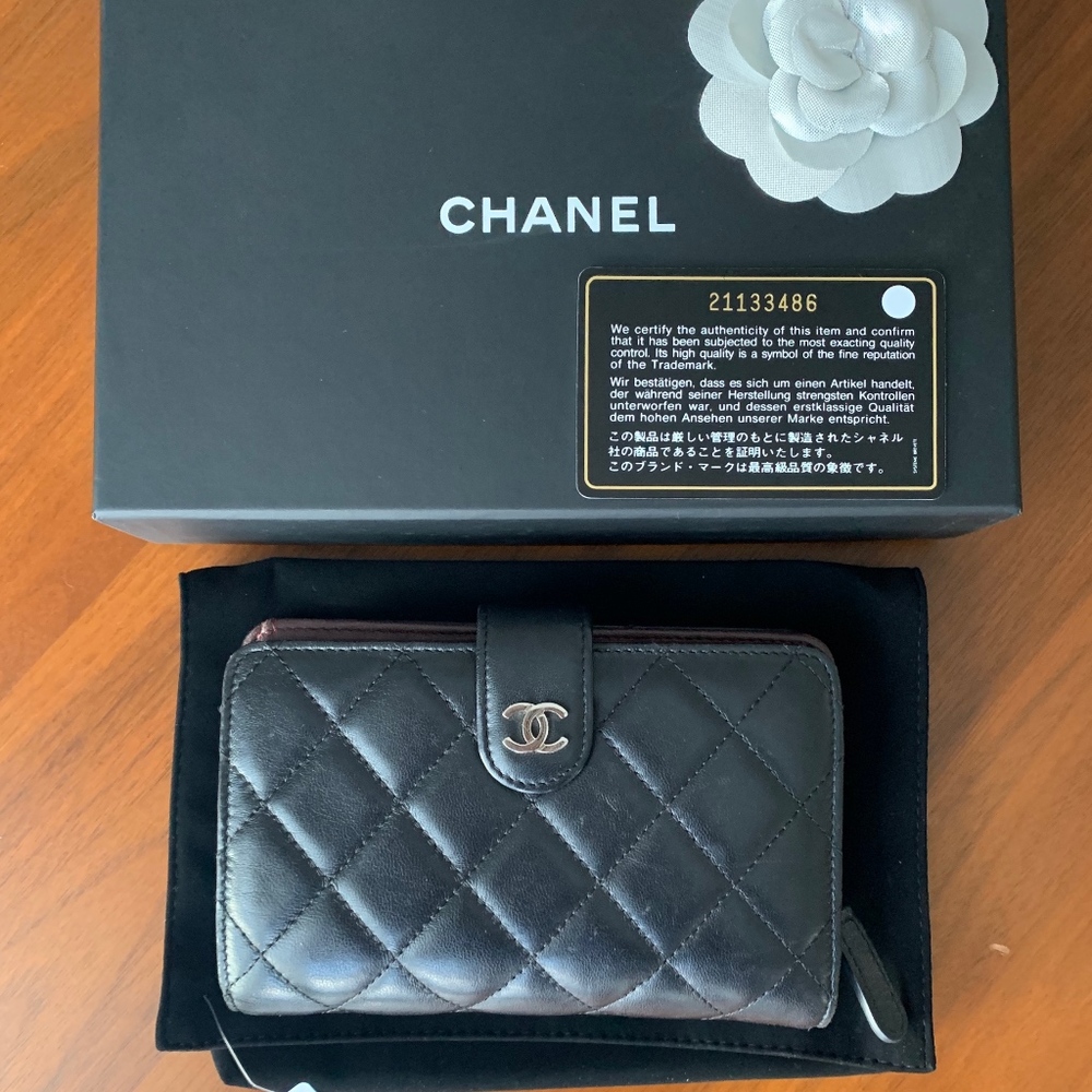 CHANEL Wallet - Classic Black Quilted